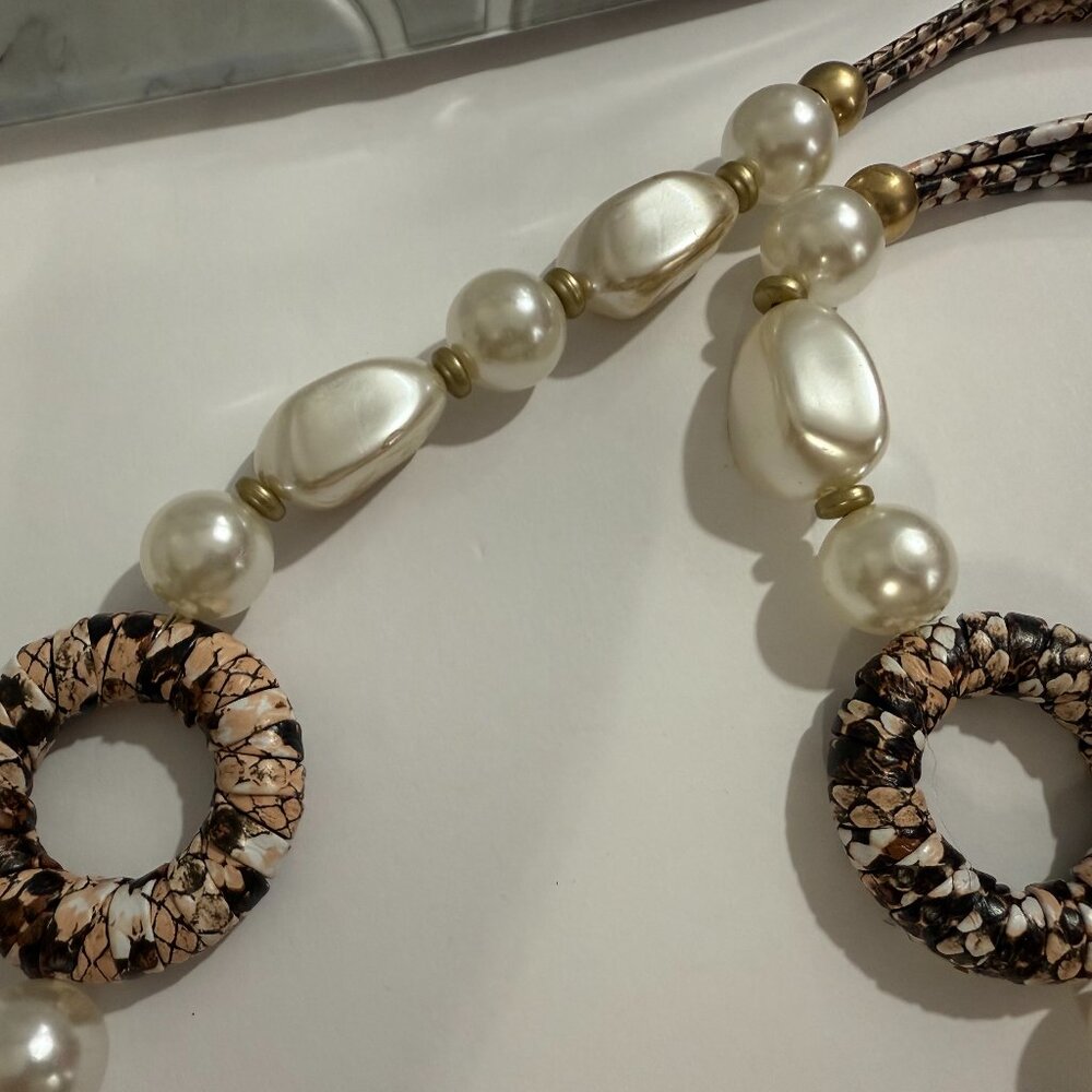Gardenia Beads and Faux Leather Necklace - Picture 3 of 5